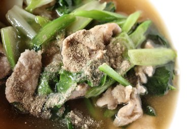 Kızarmış noodle ve sos