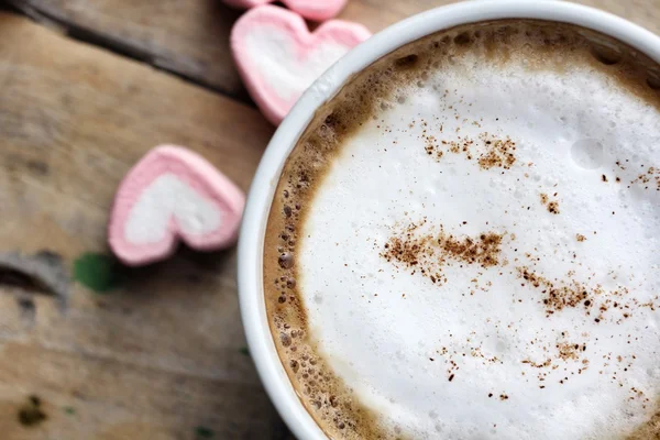 Varm choklad med hjärta rosa marshmallow — Stockfoto