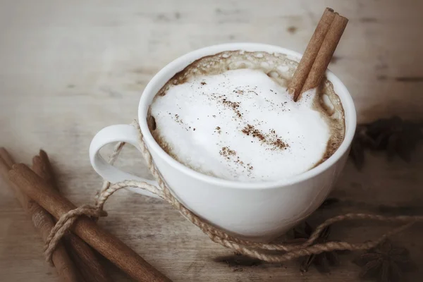 Forró cappuccino, fűszerek, fahéj botokkal és csillagánizs. — Stock Fotó