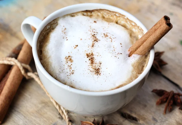 Cappuccino panas dengan tongkat kayu manis rempah-rempah dan anise bintang . — Stok Foto