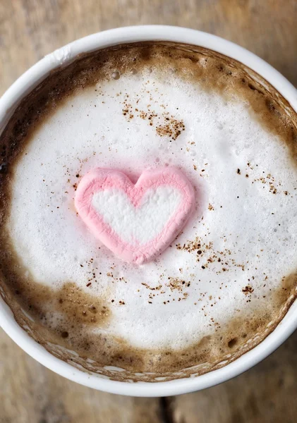 Varm choklad med hjärta rosa marshmallow — Stockfoto