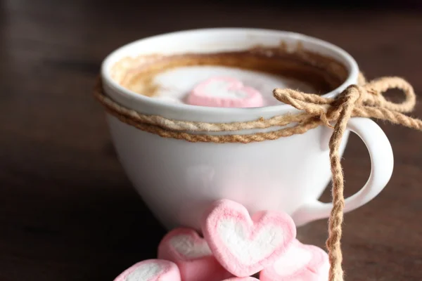 Warme chocolade met hartje roze marshmallow — Stockfoto