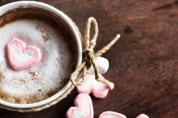 Varm choklad med hjärta rosa marshmallow — Stockfoto