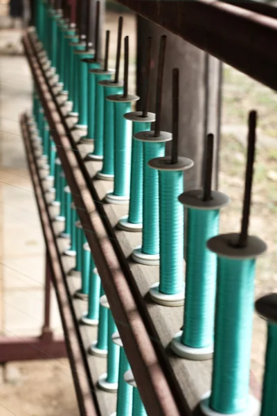 Крупный план ткацкой нити — стоковое фото