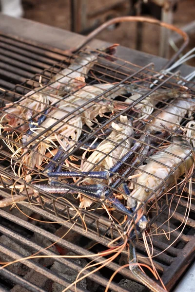 Läckra räkor på grillen — Stockfoto