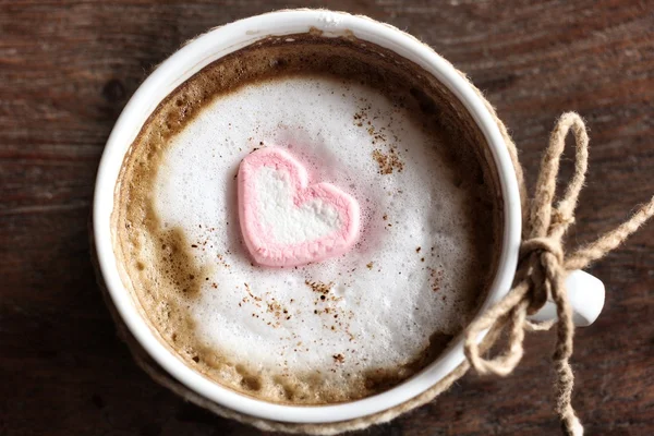 Chocolate quente com coração rosa marshmallow — Fotografia de Stock