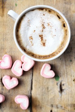 Pembe şekerli sıcak çikolata.