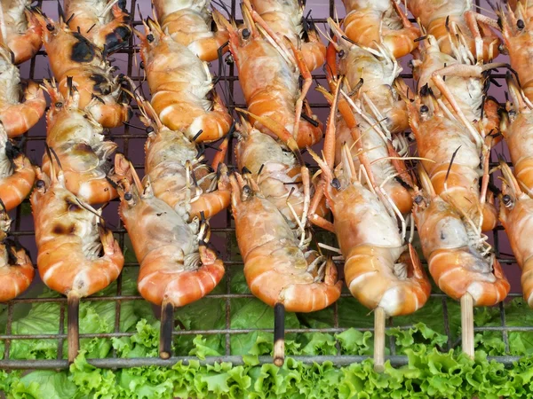 Leckere Garnelen auf dem Grill — Stockfoto