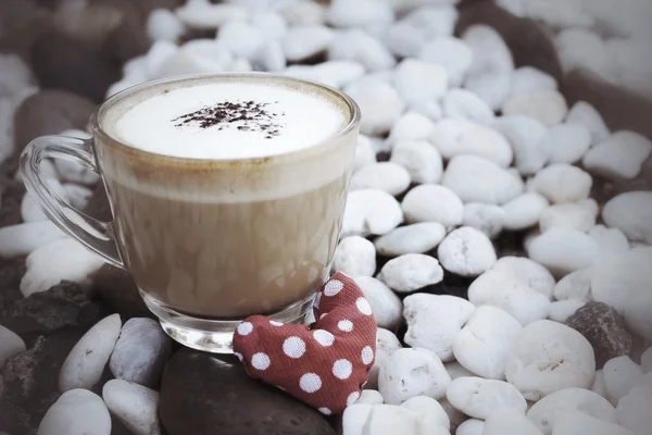 Rött tyg hjärta med varm cappuccino — Stockfoto