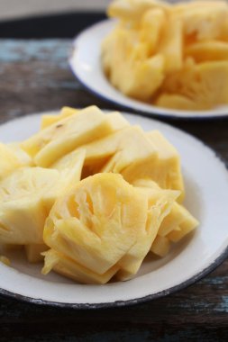 plaka üzerinde taze bir dilim