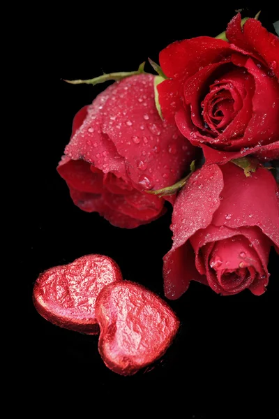 Schokoladenherz und rote Rose — Stockfoto