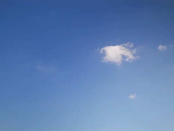 Nuvens no céu azul. — Fotografia de Stock