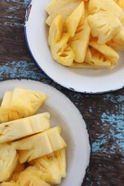 plaka üzerinde taze bir dilim