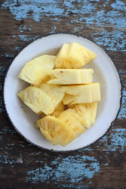 plaka üzerinde taze bir dilim