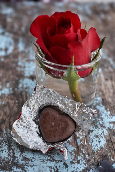 Choklad hjärta och röd ros — Stockfoto