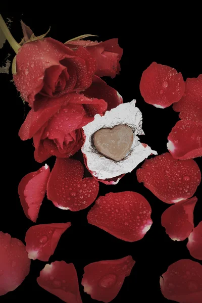 Corazón de chocolate y rosa roja —  Fotos de Stock
