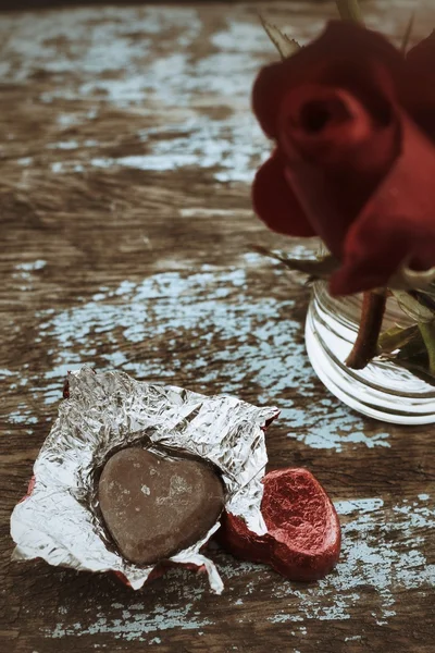 Chocolade hart en rode rose — Stockfoto