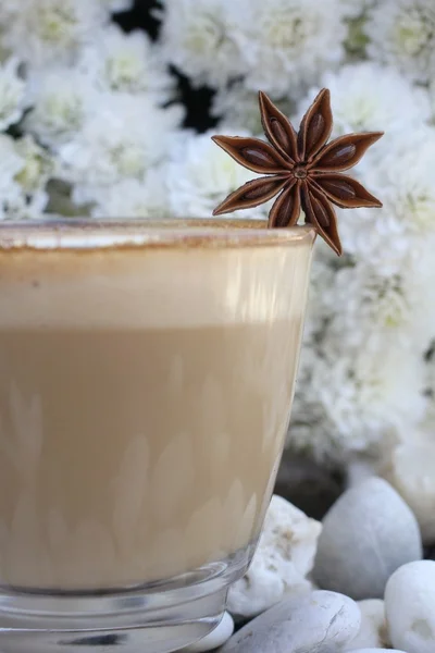 Copo com cappuccino quente — Fotografia de Stock