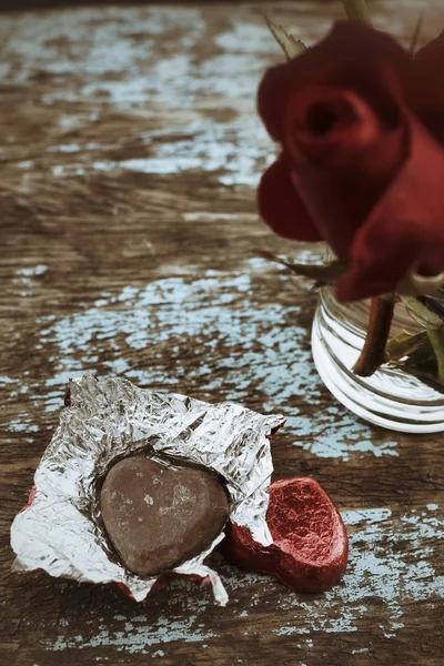 Corazón de chocolate y rosa roja Imágenes de stock libres de derechos