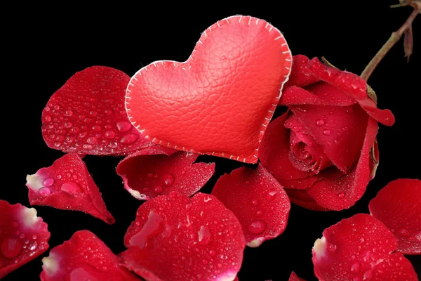 Corazón de cuero con rosas rojas . —  Fotos de Stock