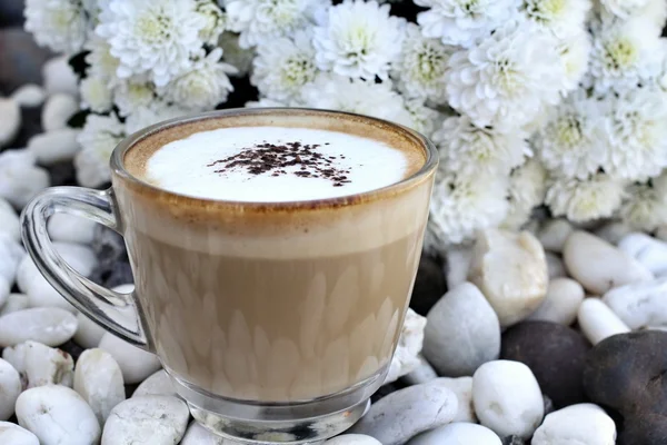 Kubek z gorącą kawą cappuccino — Zdjęcie stockowe