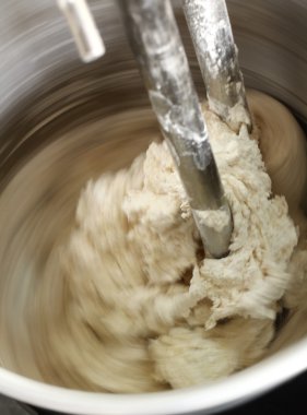 hamur içinde elektrikli karıştırıcı