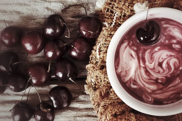 Yoghurt och färska körsbär. — Stockfoto