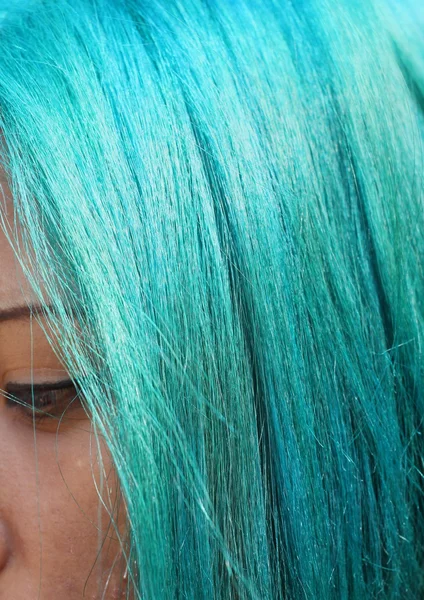Ung kvinna grönt hår — Stockfoto