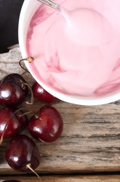 Yoghurt och färska körsbär. — Stockfoto