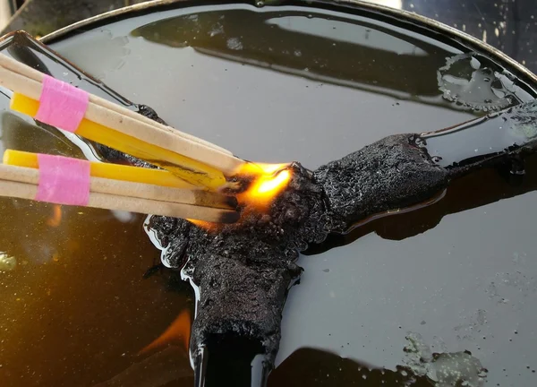 Tütsü çubukları yanan ve bir sunak — Stok fotoğraf