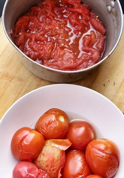 Peeling di pomodoro — Foto Stock