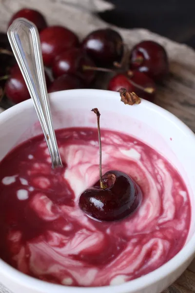 Jogurt a čerstvé třešně. — Stock fotografie