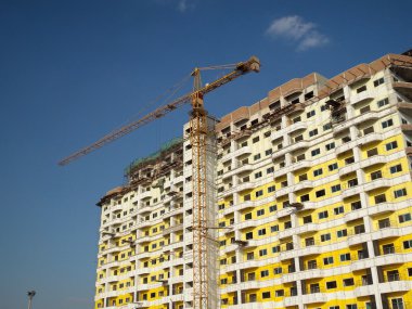 vinç ve tamamlanmamış bina