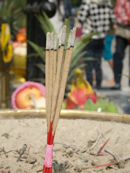 Palitos de incenso que queimam e em um altar — Fotografia de Stock