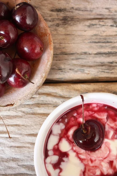 Yogur y cerezas frescas . — Foto de Stock