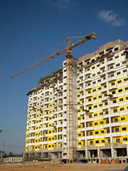 Crane and unfinished building — Stock Photo, Image