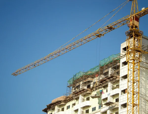 Guindaste e construção inacabada — Fotografia de Stock