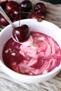 yoğurt ve taze kiraz.