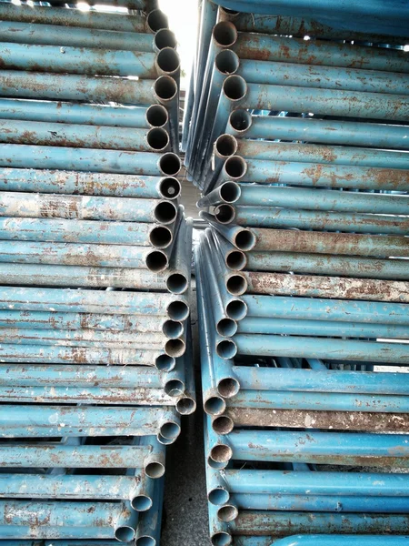 Tubos de ferro velhos empilhados — Fotografia de Stock