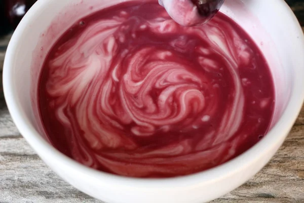 Yogur y cerezas frescas . — Foto de Stock