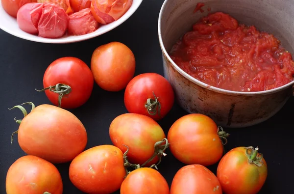 Épluchage des tomates — Photo