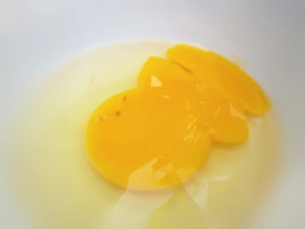 Jajko w misce — Zdjęcie stockowe