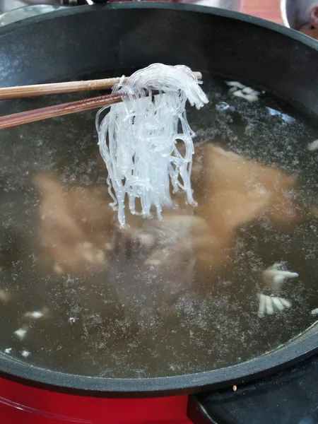 Sukiyaki essen — Stockfoto