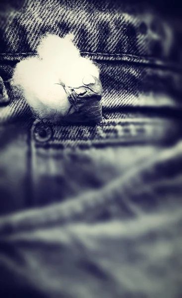 Бавовна на старовинних джинсах — стокове фото