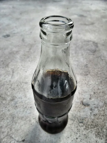 Cola in Glasflasche — Stockfoto