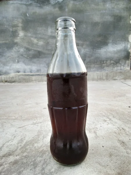 Cola en una botella de vidrio — Foto de Stock