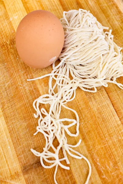 Hacer fideos chinos y huevo — Foto de Stock