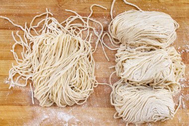 çiğ yumurta noodles 