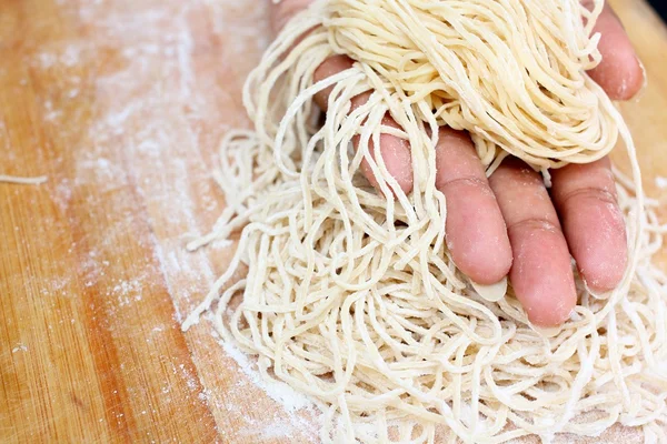 Fideos de huevo crudos — Foto de Stock