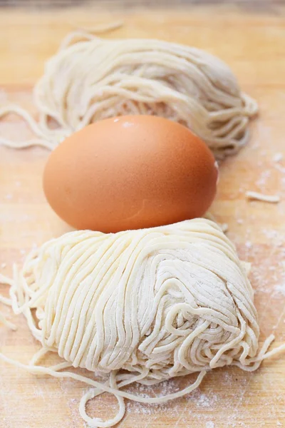 Herstellung chinesischer Nudeln und Eier — Stockfoto